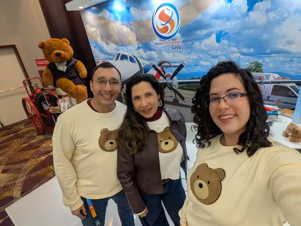 El equipo de Aeroambulancias Silva con el Héroe de Rescate gigante en el stand