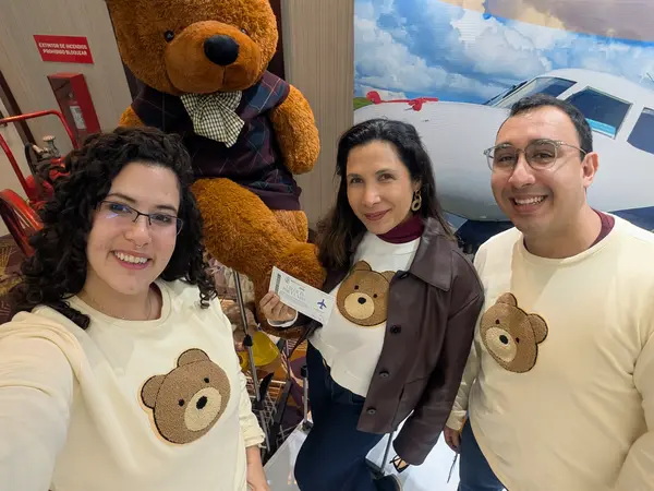 El equipo de la campaña frente a la imagen del avión en el stand