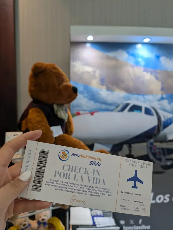 Boarding pass solidario en mano, en el stand de la campaña