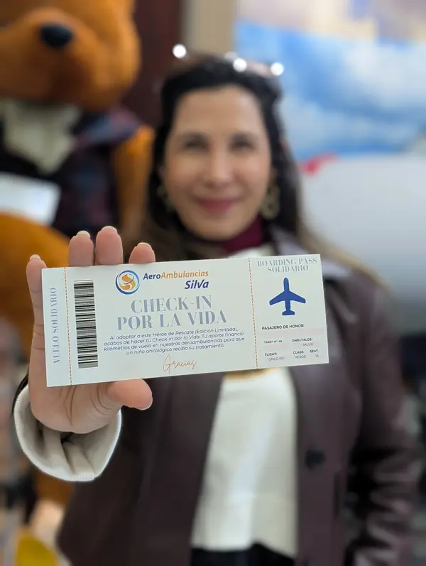Persona mostrando su boarding pass recién adoptado
