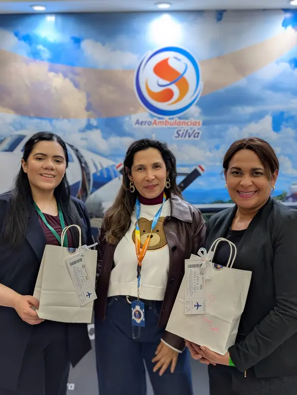 Asistentes del congreso con sus Héroes de Rescate recién adoptados