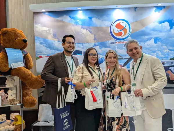 Grupo de asistentes con sus bolsas de la campaña y el Héroe de Rescate gigante